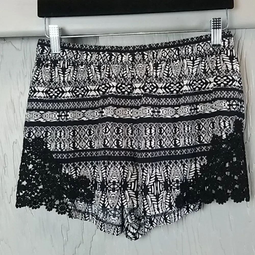 🖤5/$20🖤 NEW..FOREVER 21 black & off white shorts